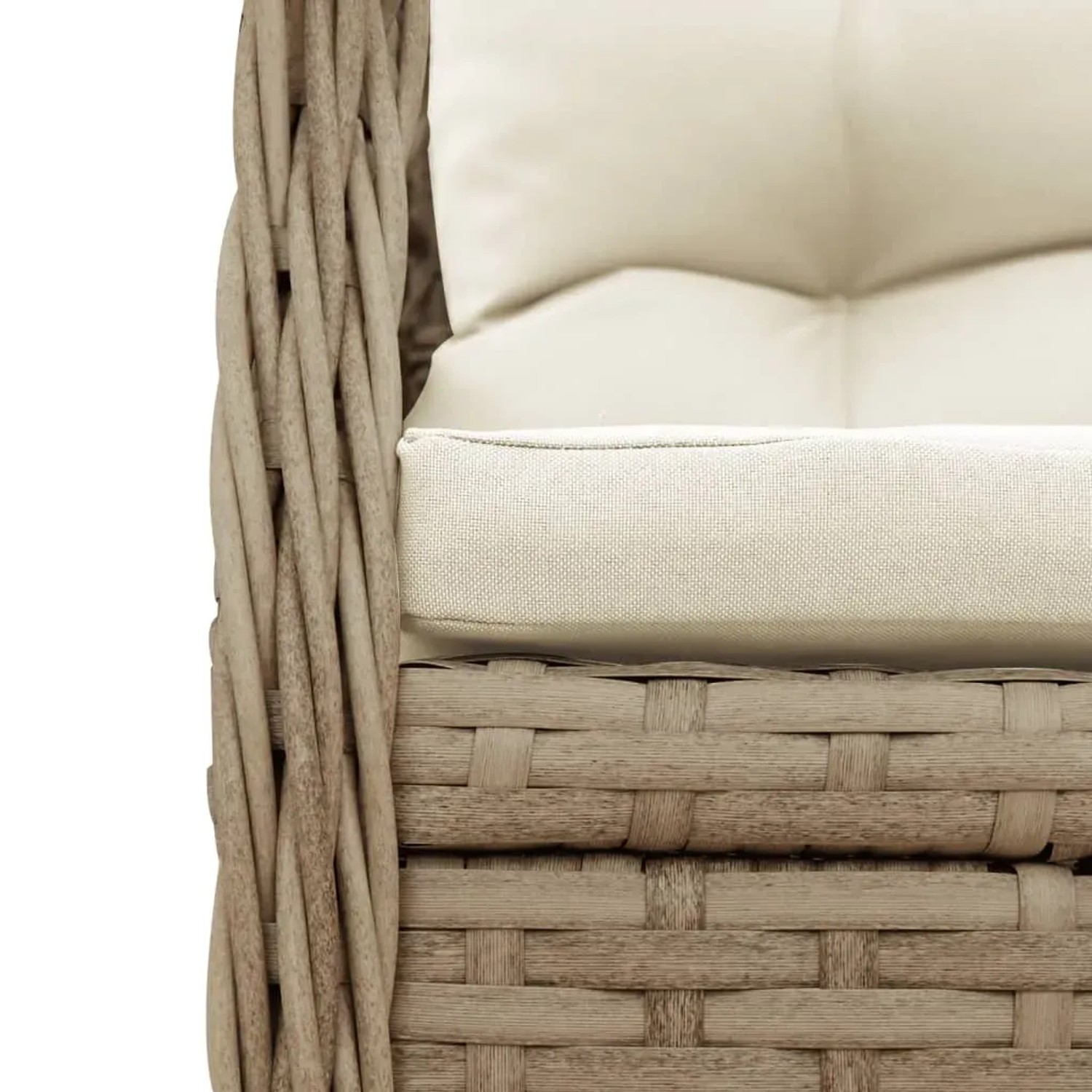 Detailaufnahme: Beige Poly Rattan Gartenstuhl mit cremefarbenen Kissen, Teil der vidaXL 5-tlg. Essgruppe.