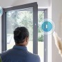 Bosch Smart Home Erweiterungsset Heizen: Person blickt auf geöffnetes Fenster mit Tür-/Fensterkontakt.