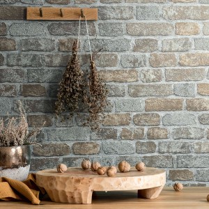 Marburg Vliestapete Imagine Holz/Stein Greige im Raum mit Deko-Elementen.