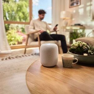 Gardena Smart Water Control Bewässerungscomputer im Wohnraum auf Tisch