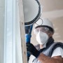 Handwerker schleift mit Exzenterschleifer und Bosch Expert Schleifblatt Holz. Zubehör für Schleifgeräte.