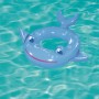 Bestway Schwimmring im Tierdesign (Delfin) im Wasser. Aufblasbarer Schwimmreifen für Kinder.
