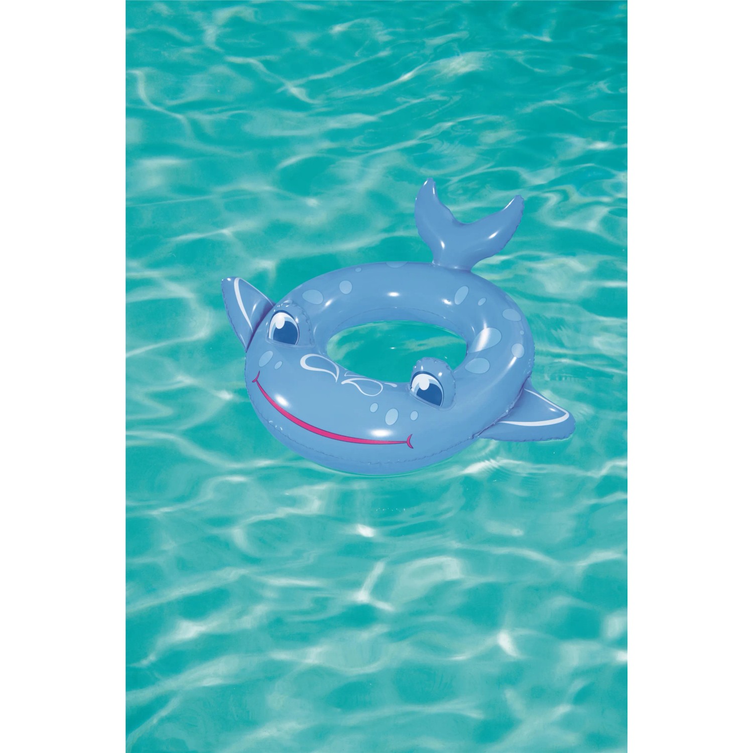 Bestway Schwimmring im Tierdesign (Delfin) im Wasser. Aufblasbarer Schwimmreifen für Kinder.