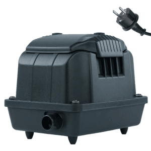 Schwarze Kerry Electronics Membranpumpe für Teichbelüftung, mit Auslass, Lüftungsschlitzen, Gummifüßen und Stecker.