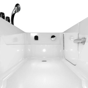 Innenansicht der weißen AquaVapore Seniorenwanne mit Tür, Handbrause und Armaturen.