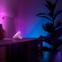 Philips Hue Bloom LED-Tischleuchte in Weiß, mit farbiger Akzentbeleuchtung im Raum.