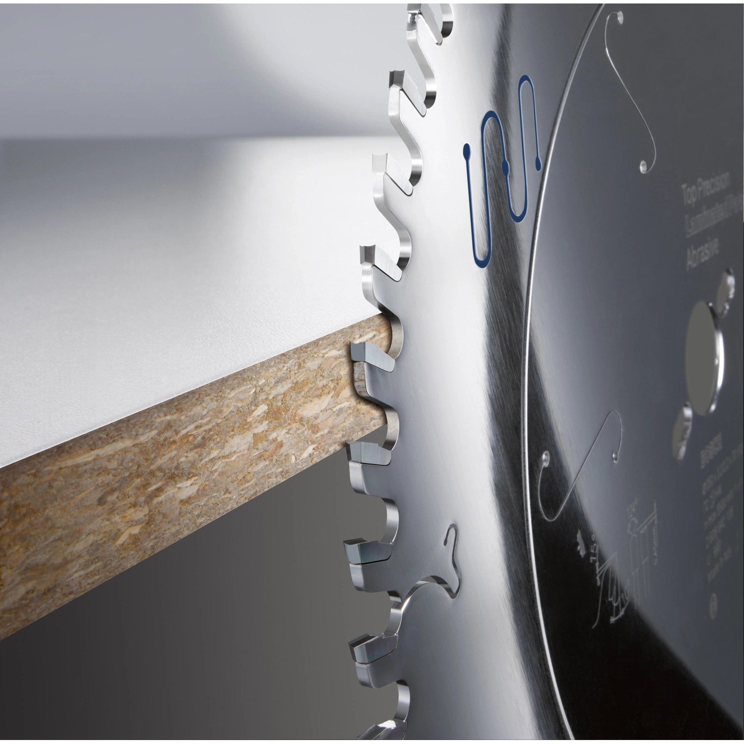 Bosch Kreissägeblatt Best for Laminate schneidet Laminatplatte, Detailaufnahme der Zähne.