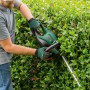 Bosch UniversalHedgeCut 60 Elektro-Heckenschere im Einsatz beim Heckenschnitt.