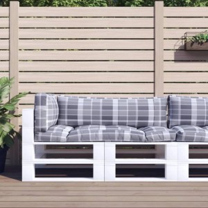Graues Palettenkissen-Set mit Karomuster auf weißer Palettenbank. 3-tlg. Stoffkissen für Garten & Outdoor.