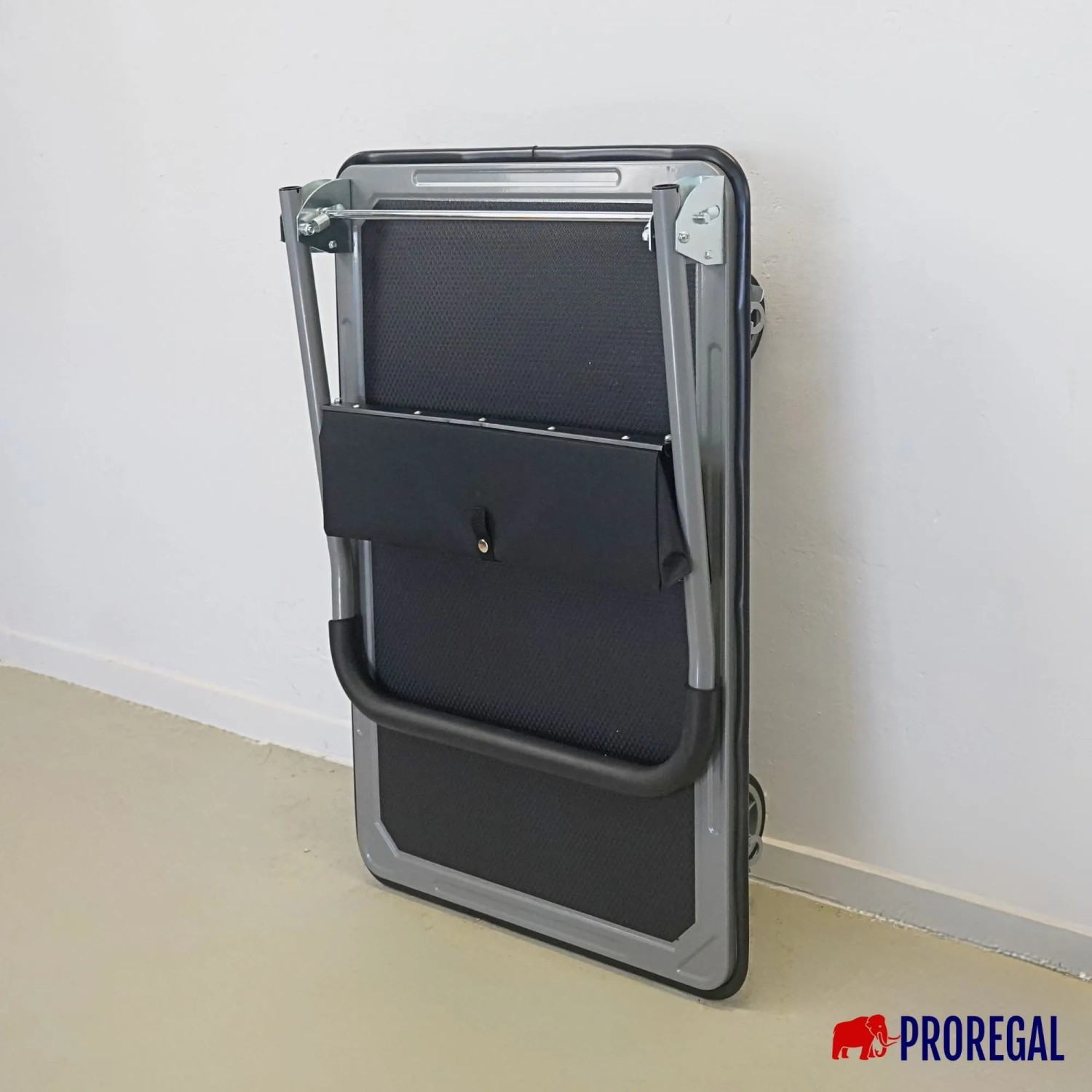 Zusammengeklappter PROREGAL Profi-Transportwagen RHINO 150 mit Werkzeugtasche.