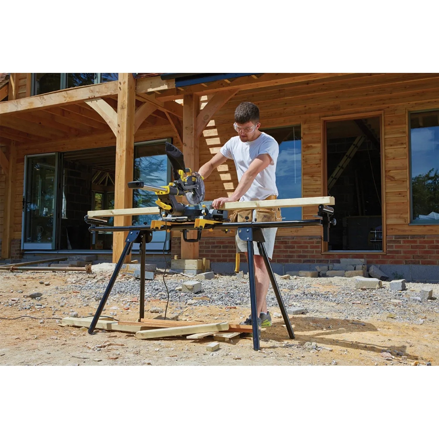 Stanley FatMax Paneelsäge FME721 (216 mm) im Einsatz beim Holzzuschnitt.