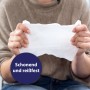 Canosept Pflegetuch wird gedehnt, um Reißfestigkeit zu zeigen. Ideal für Hunde.