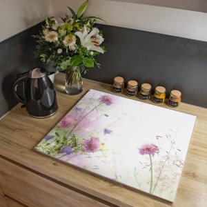 Banjado Herdabdeckplatte Glas mit Blumenwiesen-Motiv, 60x52 cm. Auch als Schneidebrett nutzbar.