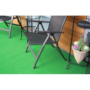 Grüner Rasenteppich Hockey 100x600 cm auf Balkon mit Gartenmöbeln.