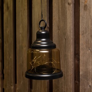Hängende Marrakesh Laterne mit LED-Lichtern, braunes Glas, schwarzer Metallrahmen, warmweißes Licht.