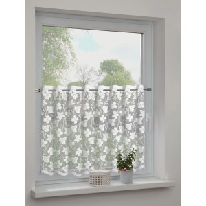 Weiße Sehlbach Bistrogardine mit Blumenmuster am Fenster, transparente Scheibengardine.