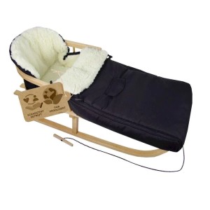 Holzschlitten mit Rückenlehne, schwarzem Winterfußsack und Lammwolle. Robustes Kombi-Set für Kinder Schlittenfahrten.