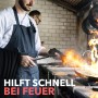 Feuerfeste Unterlage im Einsatz: Koch mit Flammen in der Pfanne. Ideal als Lötschutzmatte und Hitzeschutz.