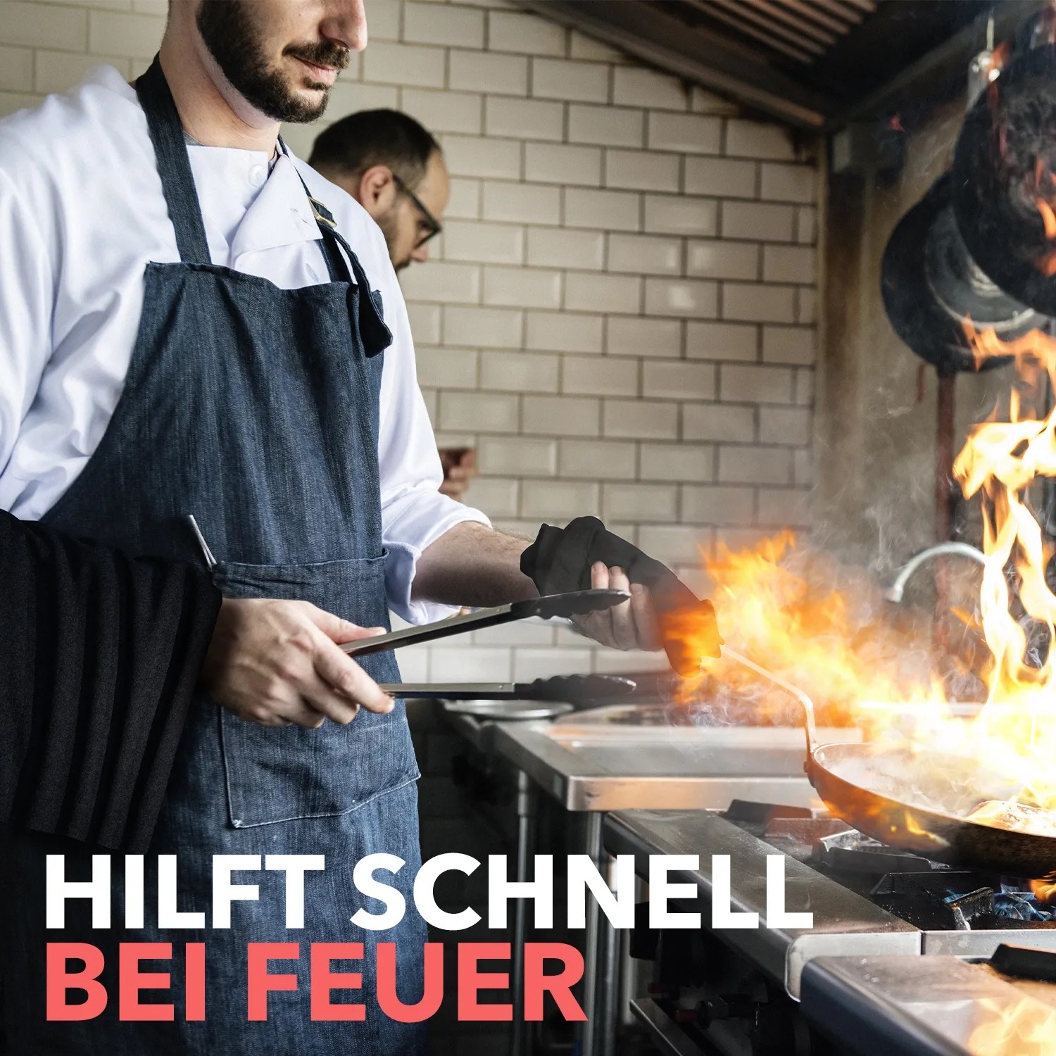 Feuerfeste Unterlage im Einsatz: Koch mit Flammen in der Pfanne. Ideal als Lötschutzmatte und Hitzeschutz.