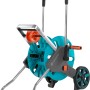 Gardena CleverRoll M Easy Schlauchwagen, blau-grau, mit Rädern und Kurbel.