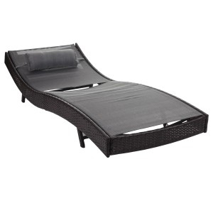 Braune MCW Sonnenliege Phoenix mit grauem Bezug und Kopfkissen.