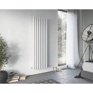 Weißer Ximax Raumheizkörper Erupto (600x585 mm, 631 Watt) an Wand montiert.