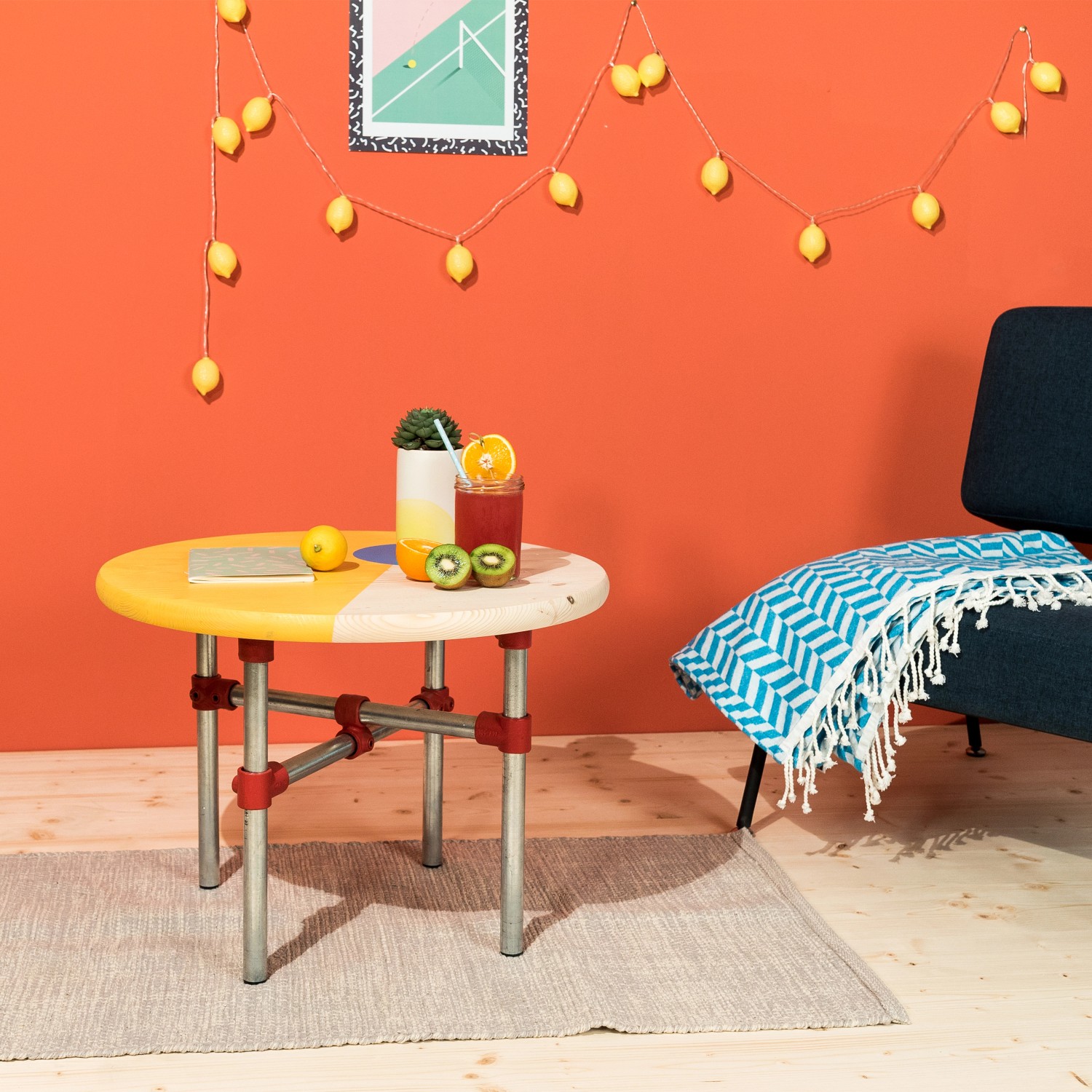 Silbernes Stahlrohr (200cm) für Möbelbau, Teil eines DIY-Tisches im Wohnraum.