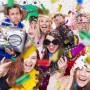 Fröhliche Partygäste feiern ausgelassen im bunten Metallic-Konfetti-Regen. Ideal für Geburtstag, Hochzeit, Silvester.