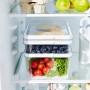 Rotho Kühlschrankorganizer Cauma 2,6 l, weiß, gefüllt mit Lebensmitteln im Kühlschrank.