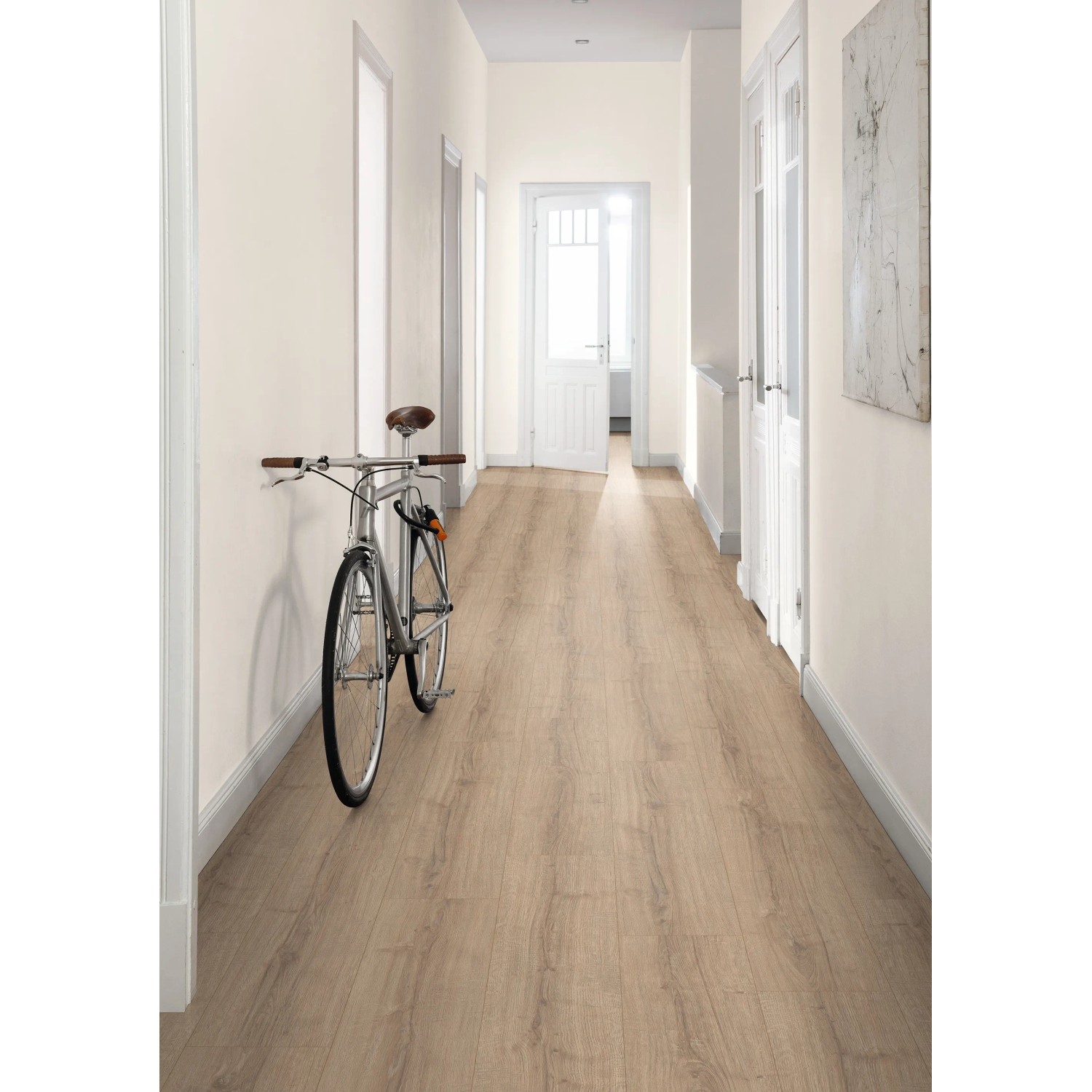 Verlegter Egger NatureSense Aqua Laminat in Braun im Flur mit Fahrrad an der Wand.