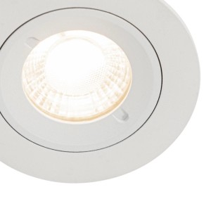 Weißer, runder QAZQA Einbaustrahler Xena Round IP44 für Bad und Garage.