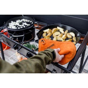 Petromax Aramid Topflappen Paar in Orange-Schwarz beim Grillen von Kartoffeln.