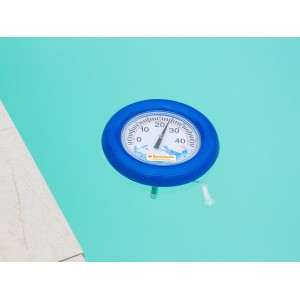 Schwimmendes Steinbach Poolthermometer mit blauem Schwimmring im Wasser.