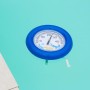 Schwimmendes Steinbach Poolthermometer mit blauem Schwimmring im Wasser.
