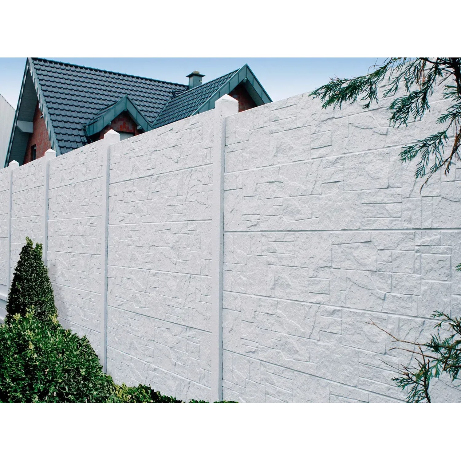 Betonzaun-Platte Flagstone, 200x38,5x3 cm, als Sicht- und Windschutz im Garten.