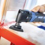 LUX Multitool E-MFW-23 beim Schleifen eines Stuhls. Das 7-teilige Set für vielseitige Anwendungen.