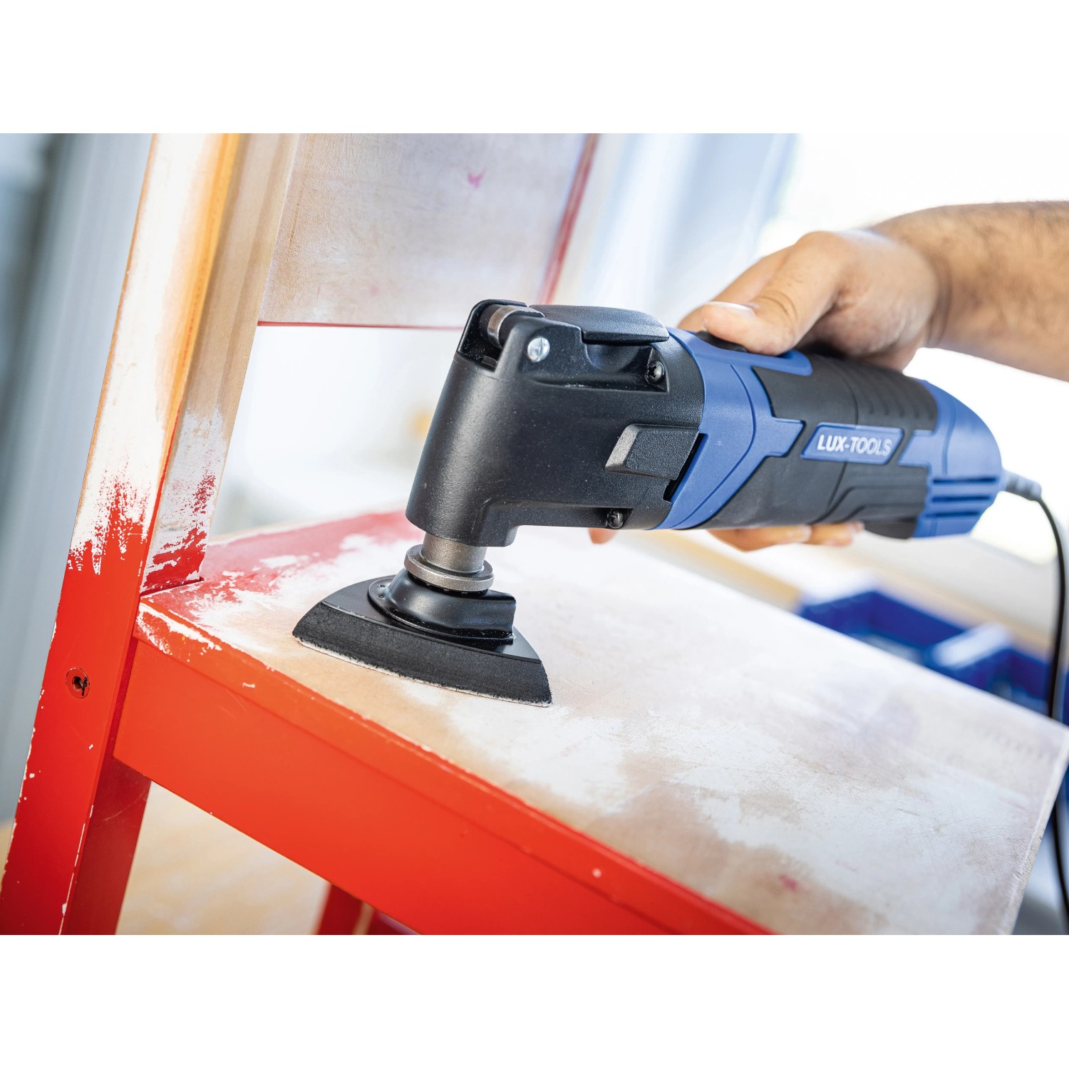 LUX Multitool E-MFW-23 beim Schleifen eines Stuhls. Das 7-teilige Set für vielseitige Anwendungen.
