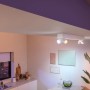 Weiße Philips Hue Centris LED-Deckenleuchte mit 4 Spots und Farbwechsel im modernen Wohnraum.