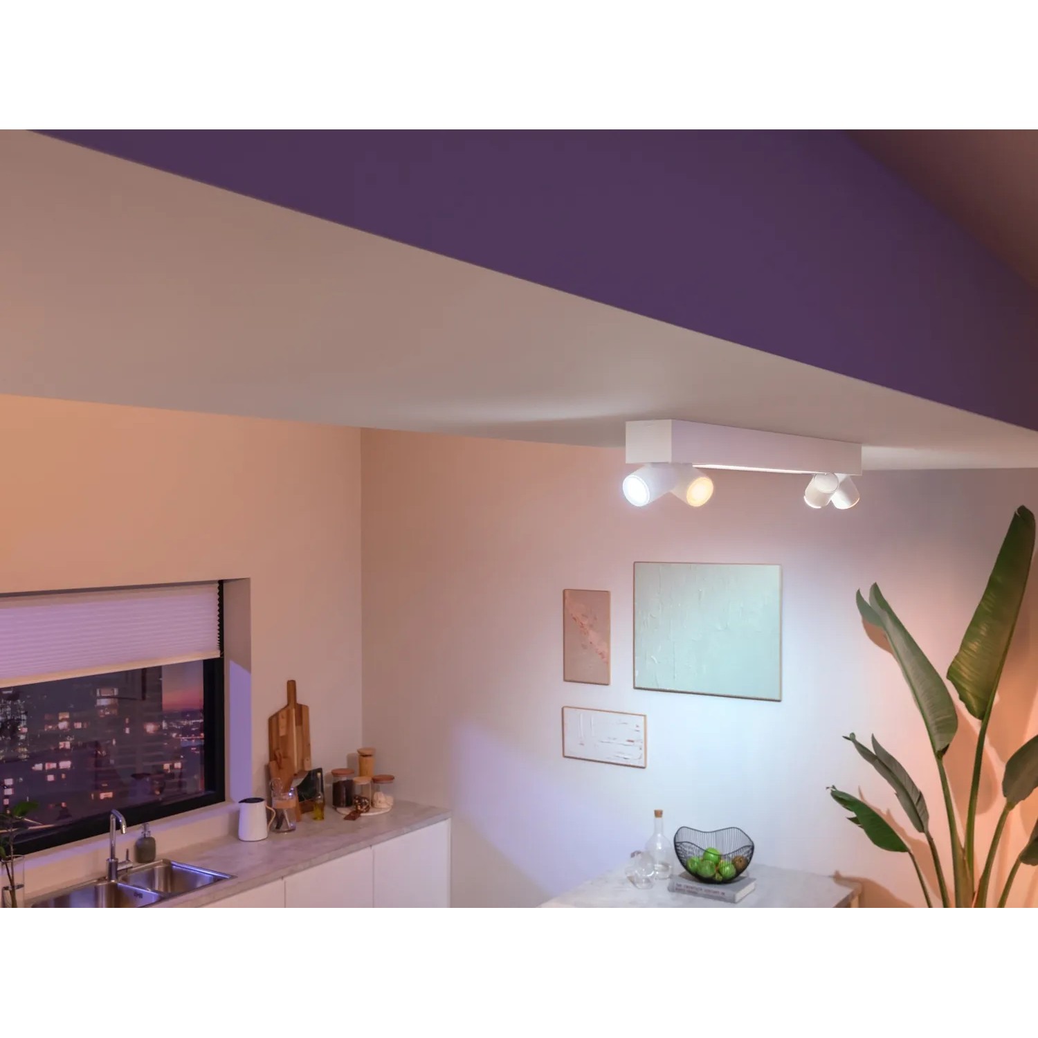 Weiße Philips Hue Centris LED-Deckenleuchte mit 4 Spots und Farbwechsel im modernen Wohnraum.