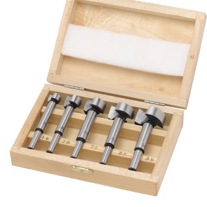 5-teiliger Forstnerbohrer-Satz (15-35 mm) im Holzkasten für präzise Bohrungen in Holz.