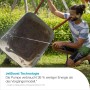 Mann reinigt Schubkarre mit Gardena Haus- und Gartenautomat 5000 Silent Comfort.