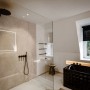 Badezimmer mit Grosfillex GX Wall+ Creme Slate Dekor-Paneelen in Steinoptik an der Duschwand.
