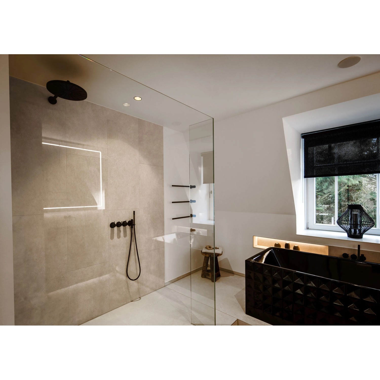 Badezimmer mit Grosfillex GX Wall+ Creme Slate Dekor-Paneelen in Steinoptik an der Duschwand.