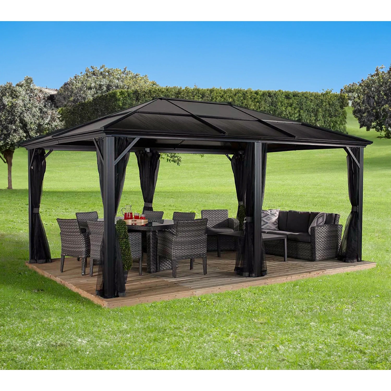 Sojag Pavillon Meridien 12x16 Anthrazit mit Möbeln und Moskitonetzen im Garten.