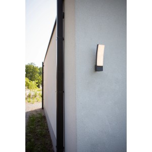 Moderne Lutec LED Außenwandleuchte Kira in Anthrazit an einer Hauswand.