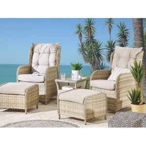 Taupe Beliani Lounge Set aus PE Rattan für Garten & Terrasse. 2 Sessel, 2 Hocker, Glastisch mit beigen Auflagen am Meer.