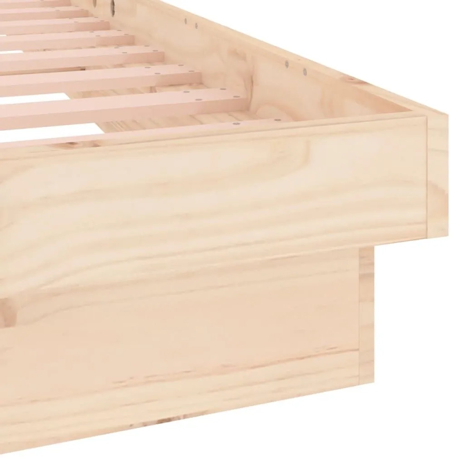 Detailansicht des hellen Holz-Bettgestells mit Lattenrost, geeignet für Matratzen 120x200 cm.