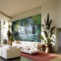 Komar Fototapete Pura Kaunui Falls mit Wasserfall-Motiv im Wohnraum.
