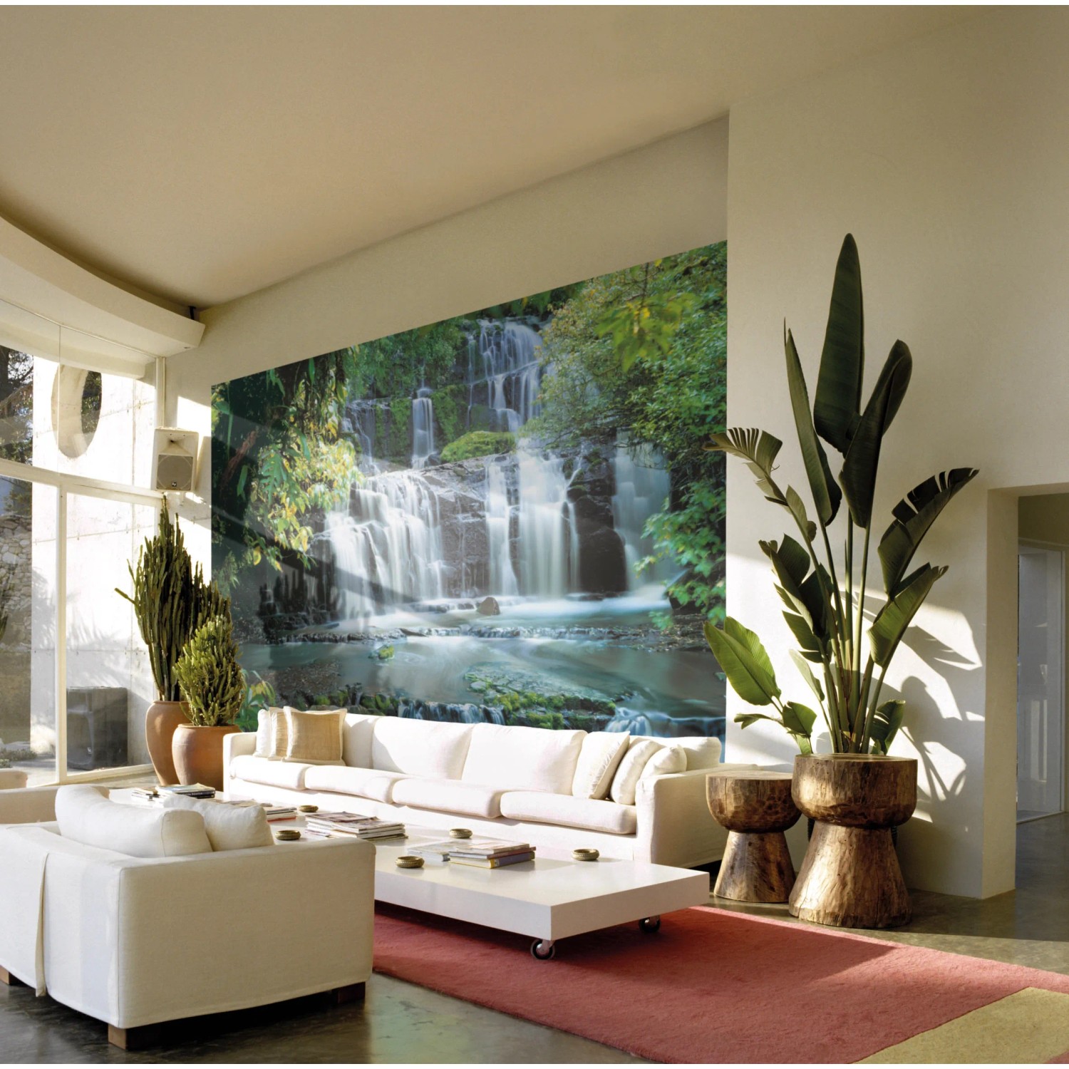 Komar Fototapete Pura Kaunui Falls mit Wasserfall-Motiv im Wohnraum.