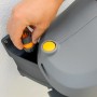 Hozelock Auto Reel Schlauchtrommel: Hand befestigt Schlauchstück in grauer Wandhalterung.
